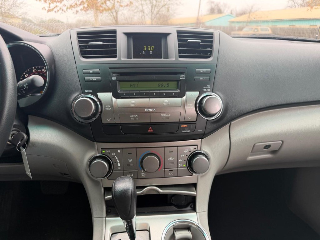 Toyota Highlander Vehicle Full-screen Gallery Image 15