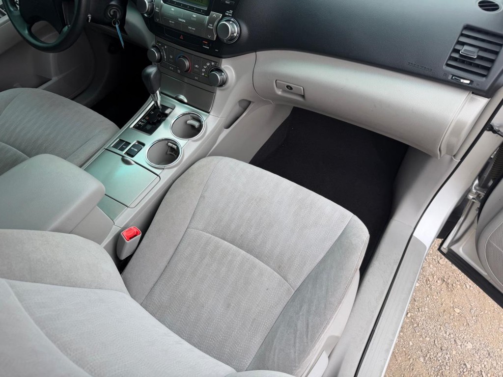 Toyota Highlander Vehicle Full-screen Gallery Image 16