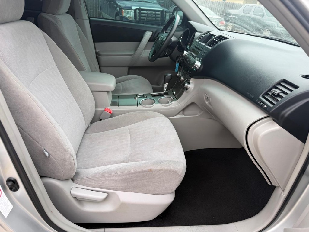 Toyota Highlander Vehicle Full-screen Gallery Image 17