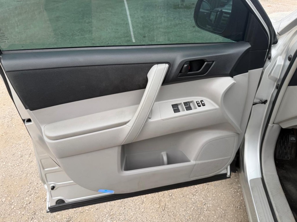 Toyota Highlander Vehicle Full-screen Gallery Image 19