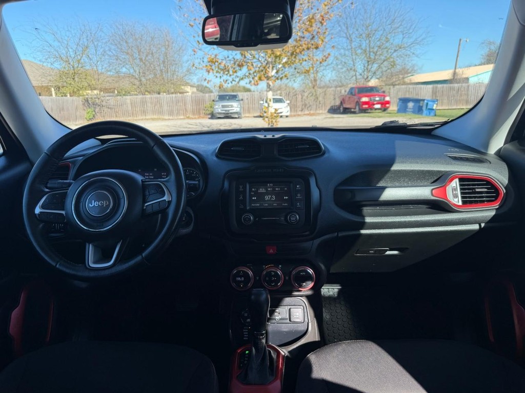 Jeep Renegade Vehicle Full-screen Gallery Image 12