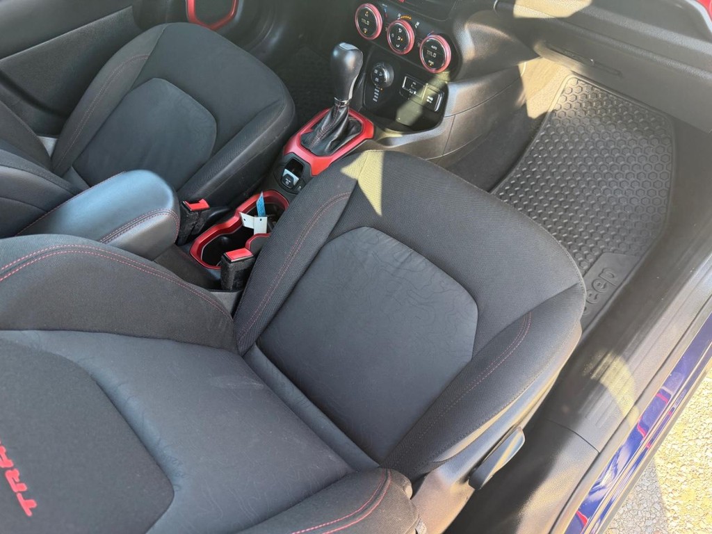 Jeep Renegade Vehicle Full-screen Gallery Image 15