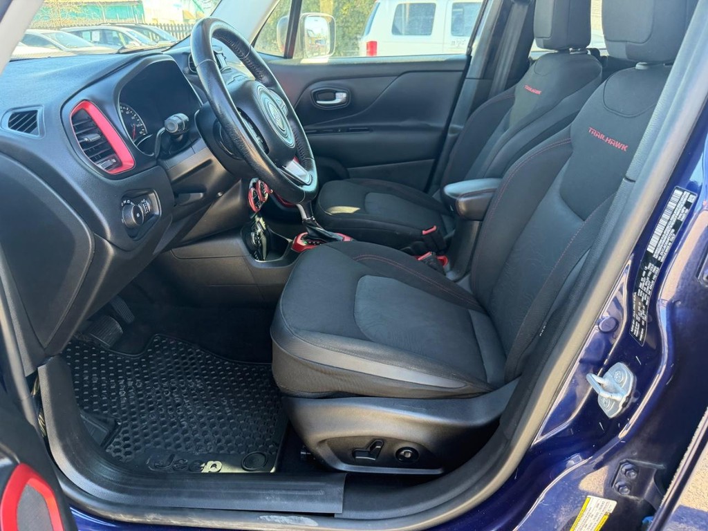 Jeep Renegade Vehicle Full-screen Gallery Image 17