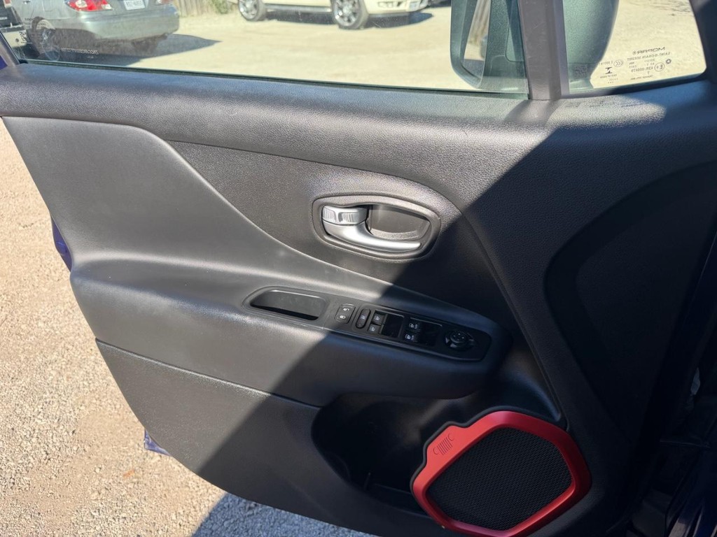 Jeep Renegade Vehicle Full-screen Gallery Image 19