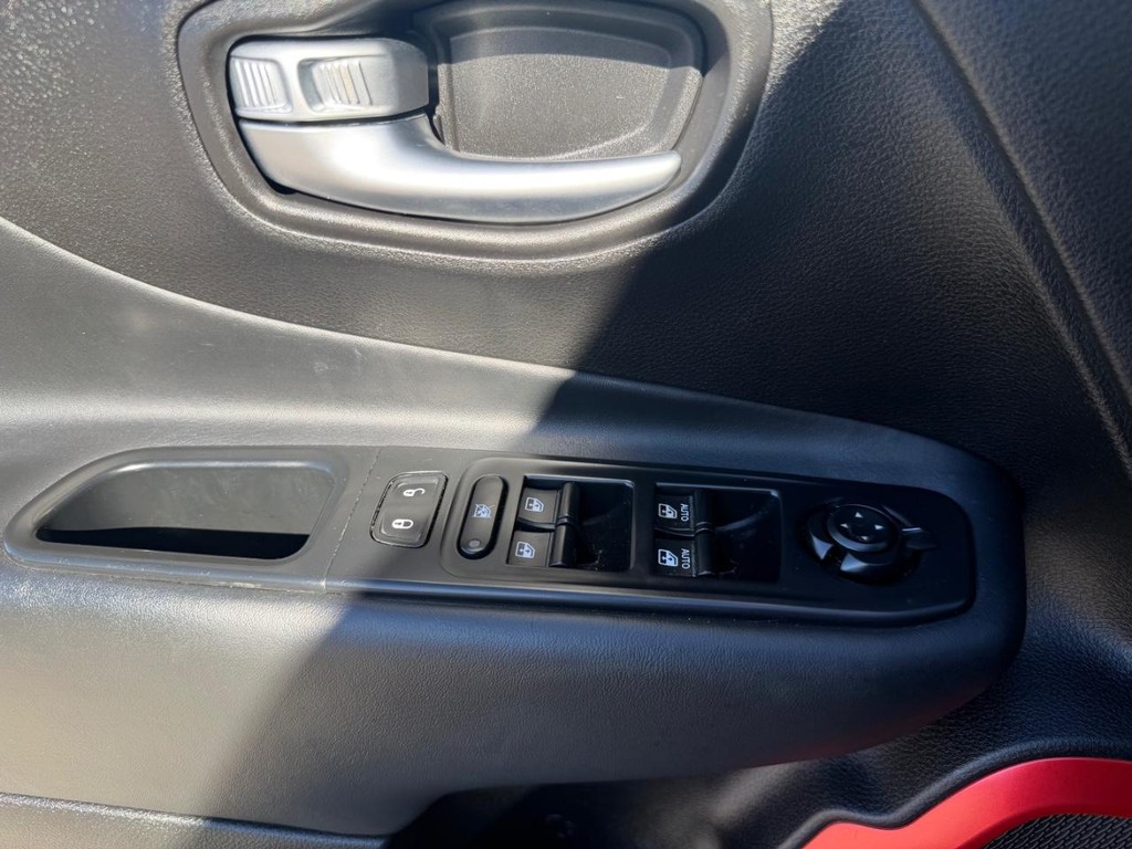 Jeep Renegade Vehicle Full-screen Gallery Image 20