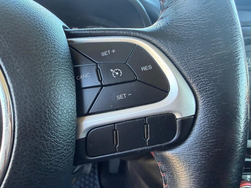 Jeep Renegade Vehicle Full-screen Gallery Image 22