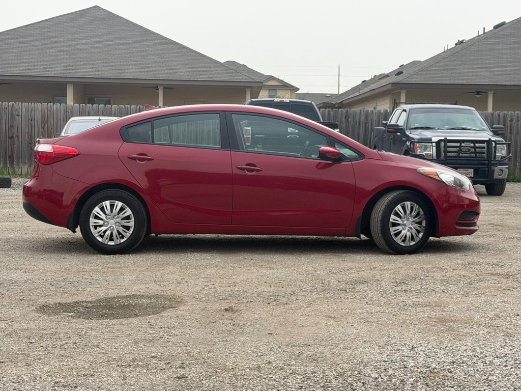 Kia Forte Vehicle Full-screen Gallery Image 2