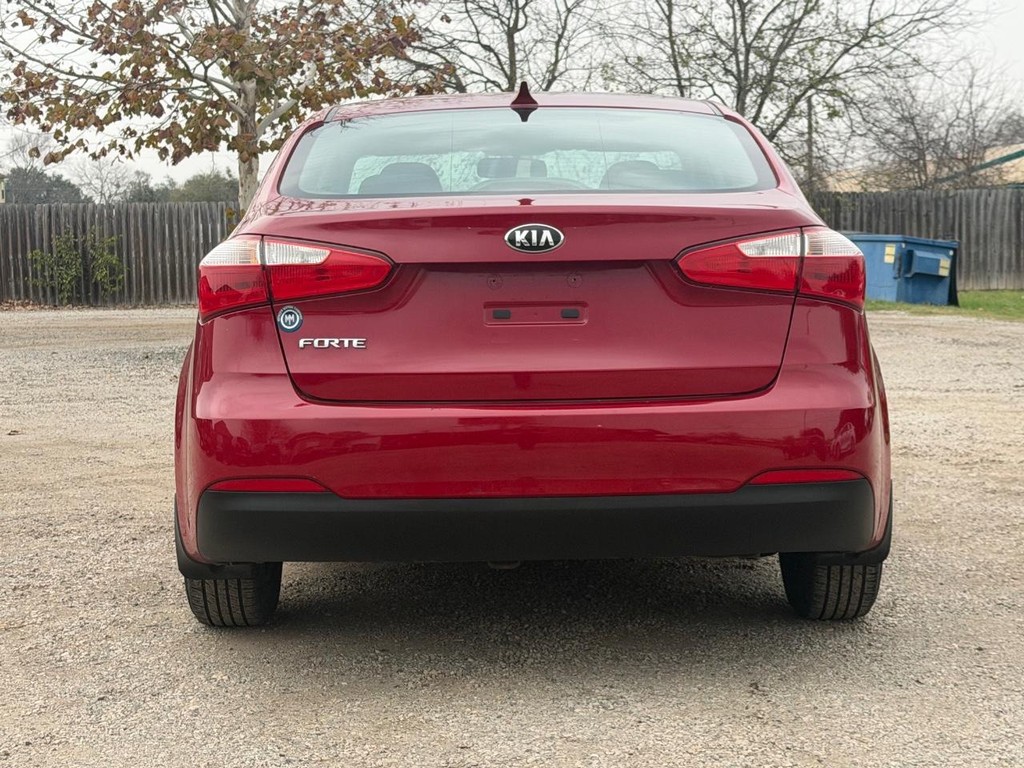 Kia Forte Vehicle Full-screen Gallery Image 4