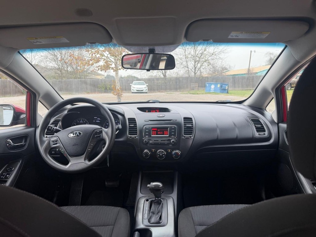 Kia Forte Vehicle Full-screen Gallery Image 12