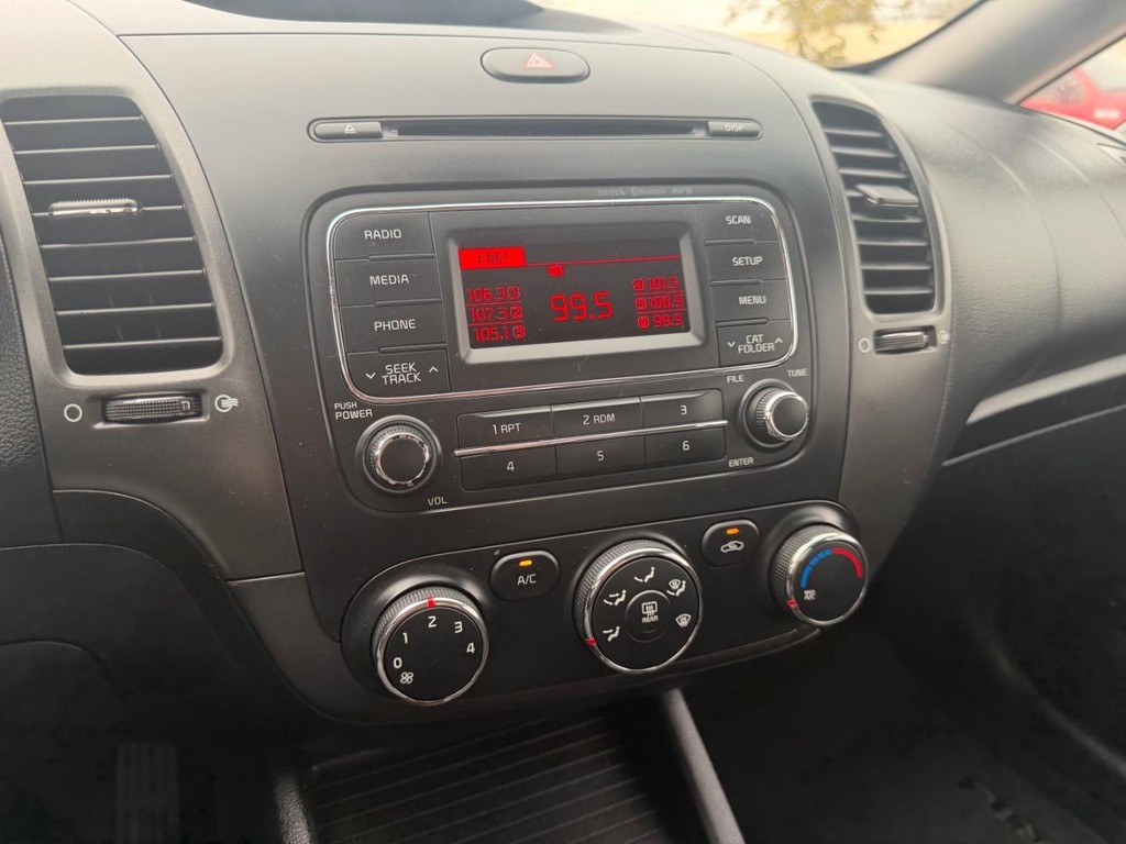 Kia Forte Vehicle Full-screen Gallery Image 19