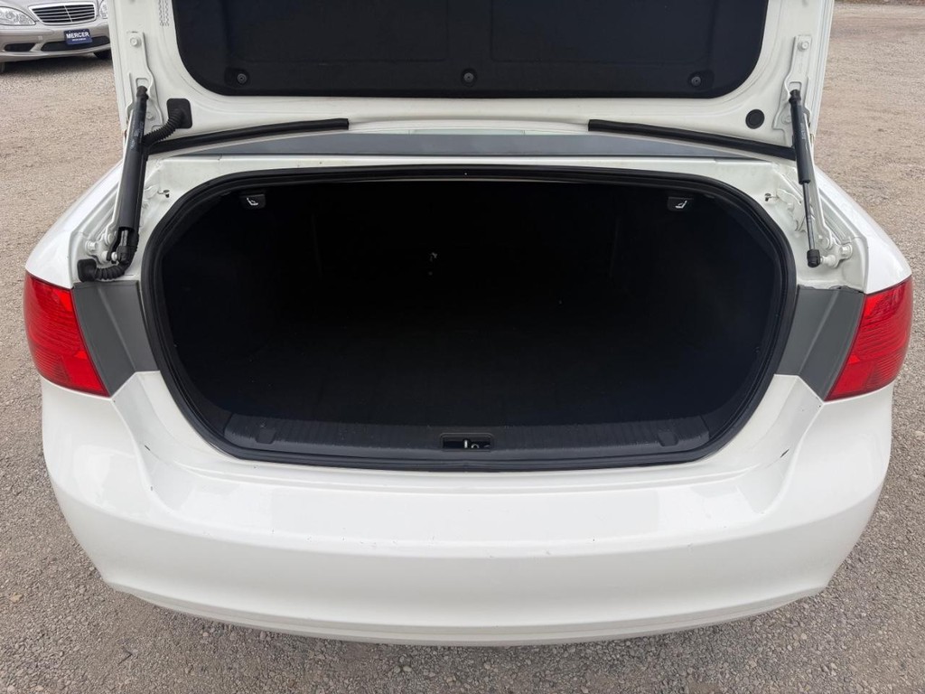 Kia Optima Vehicle Full-screen Gallery Image 05