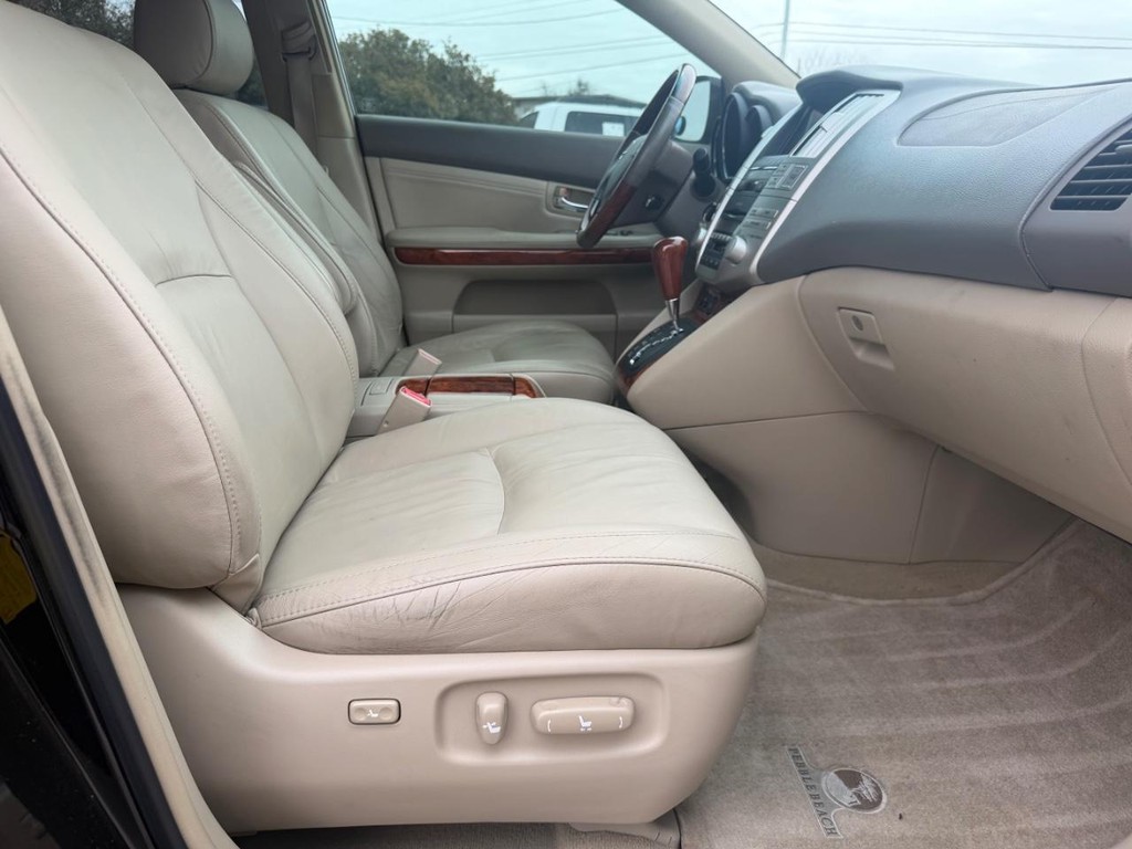 Lexus RX 350 Vehicle Full-screen Gallery Image 16