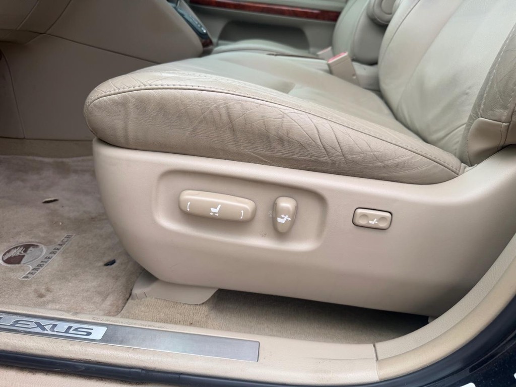 Lexus RX 350 Vehicle Full-screen Gallery Image 18