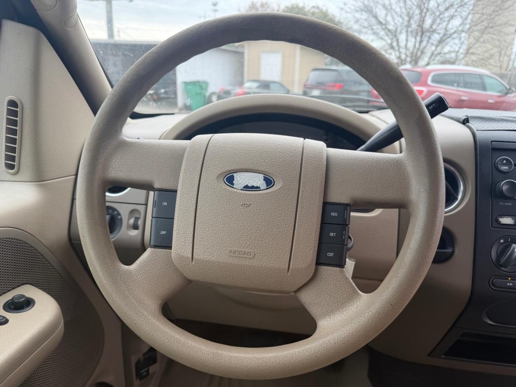 Ford F-150 Vehicle Full-screen Gallery Image 12