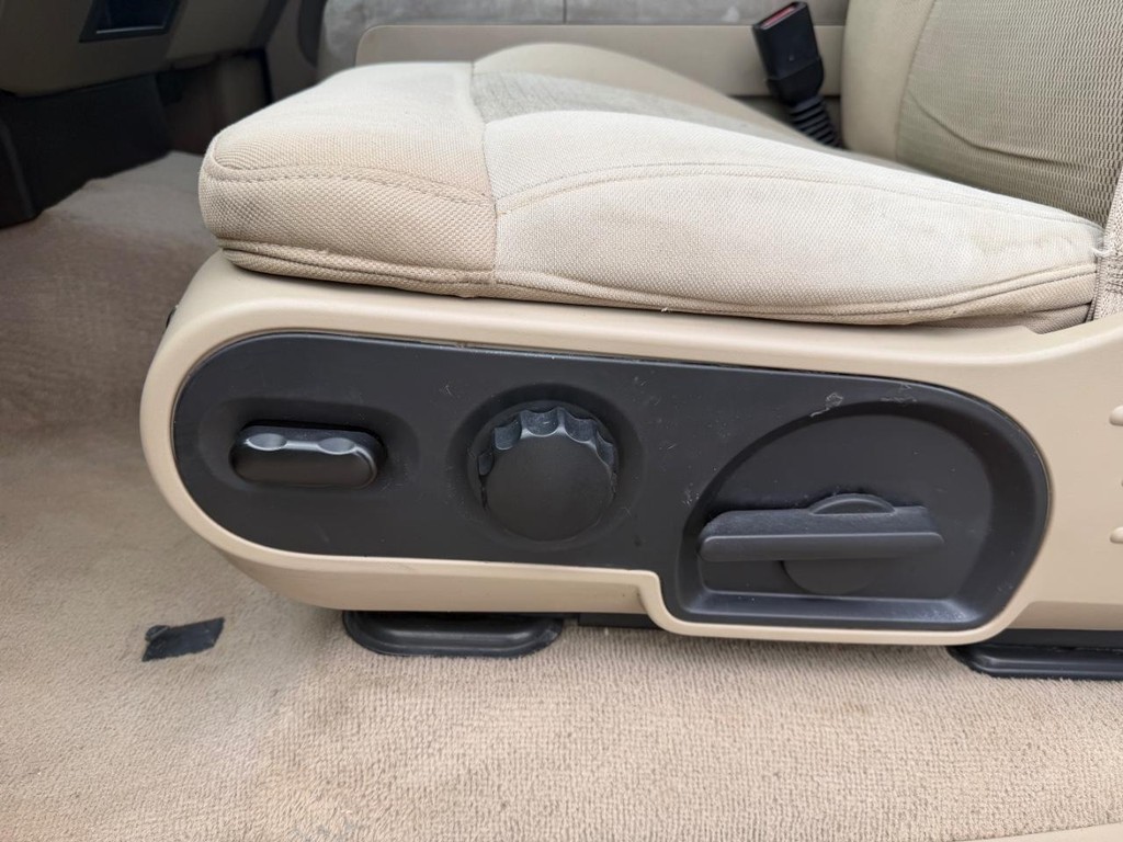 Ford F-150 Vehicle Full-screen Gallery Image 16