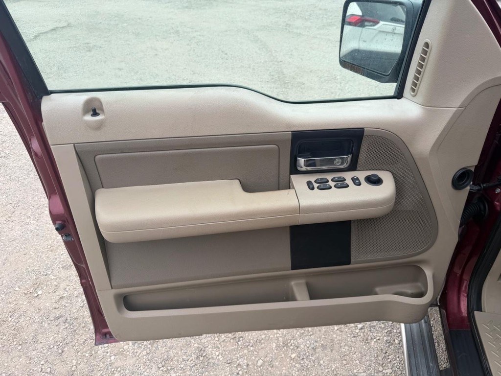 Ford F-150 Vehicle Full-screen Gallery Image 17