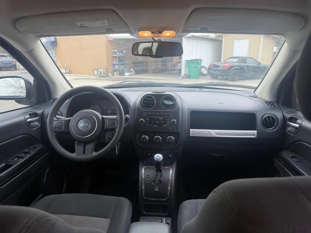 Jeep Compass Vehicle Full-screen Gallery Image 12