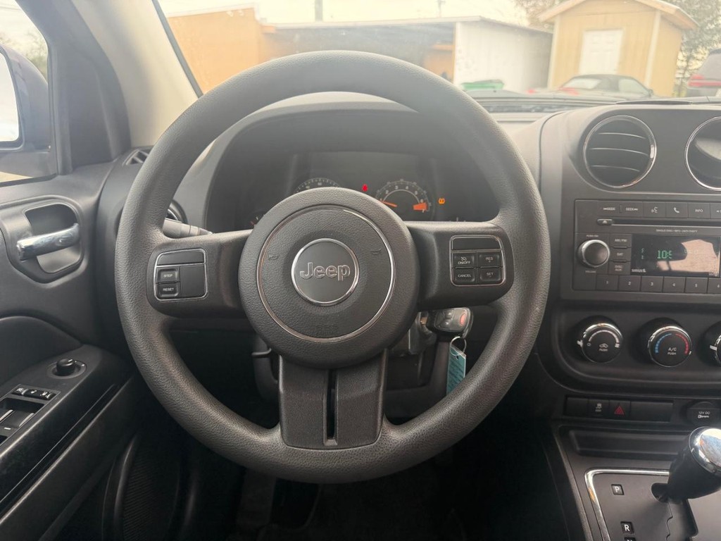 Jeep Compass Vehicle Full-screen Gallery Image 13