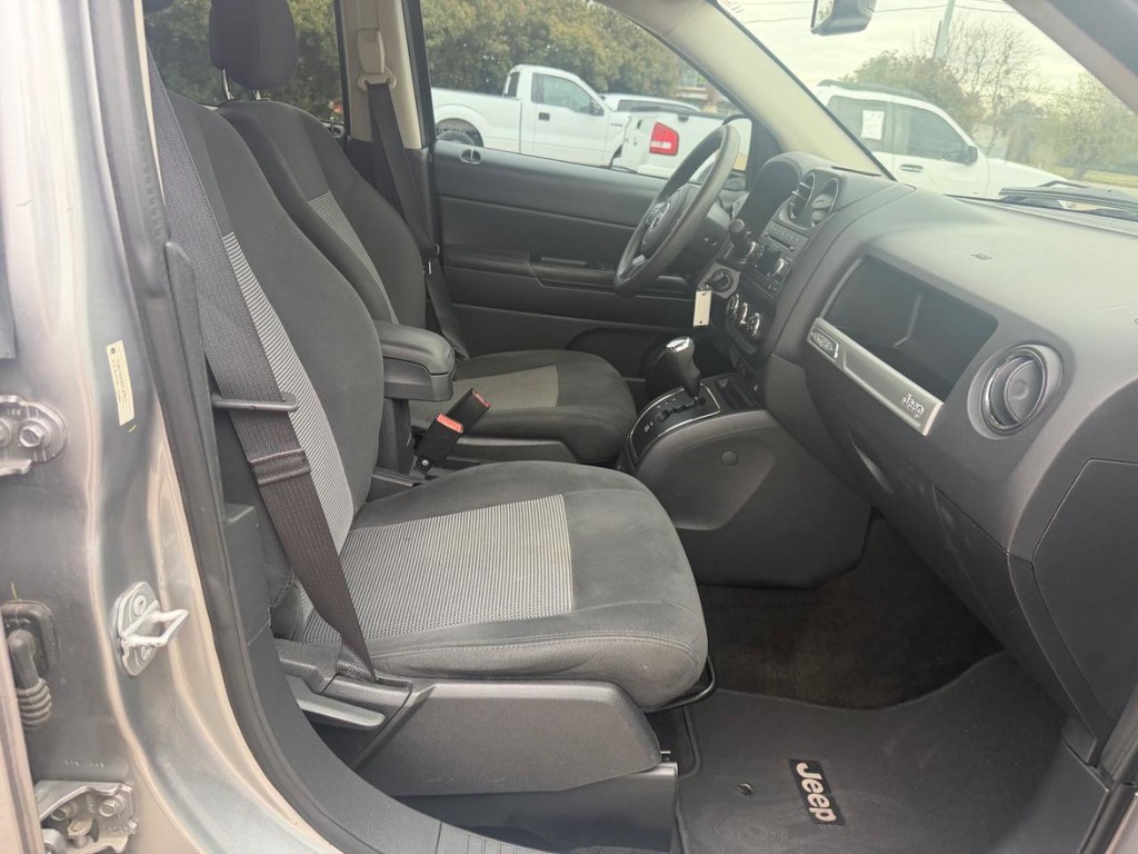 Jeep Compass Vehicle Full-screen Gallery Image 16