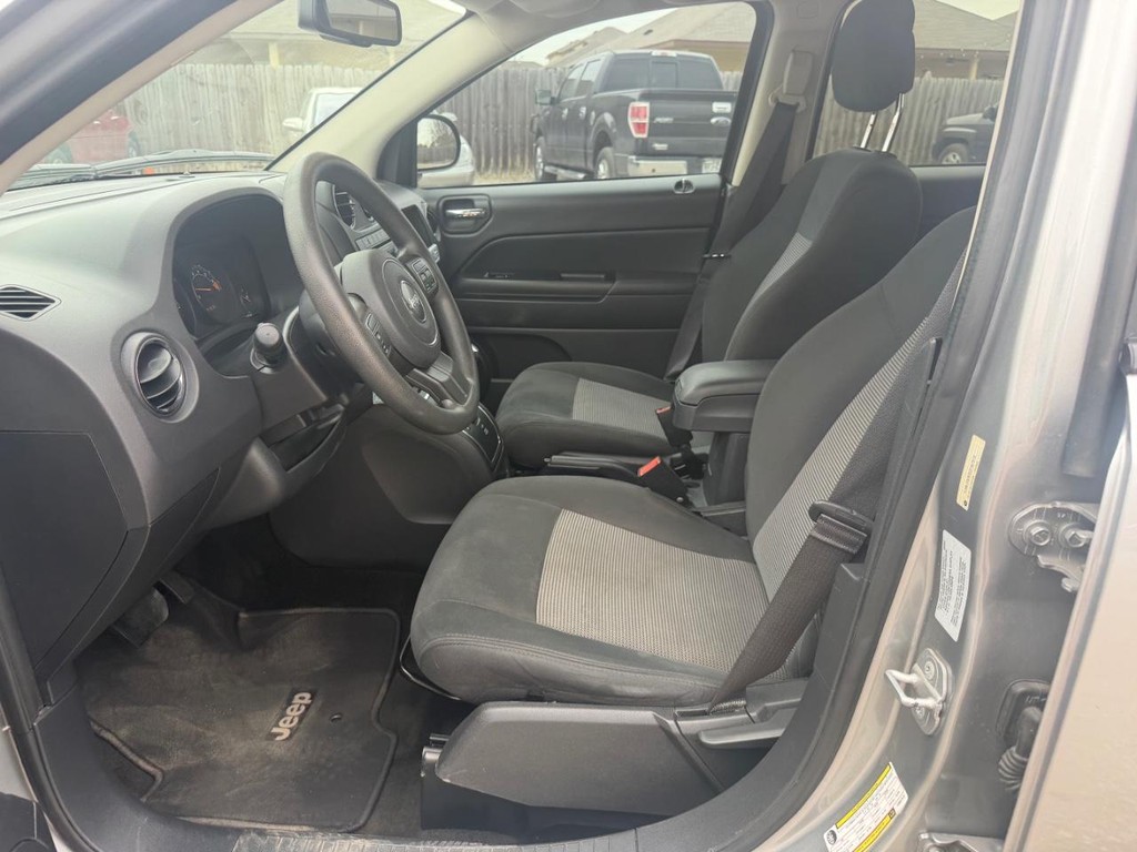 Jeep Compass Vehicle Full-screen Gallery Image 17