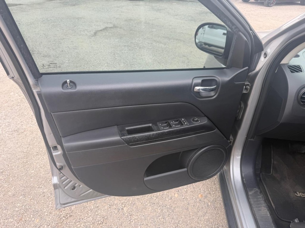 Jeep Compass Vehicle Full-screen Gallery Image 18