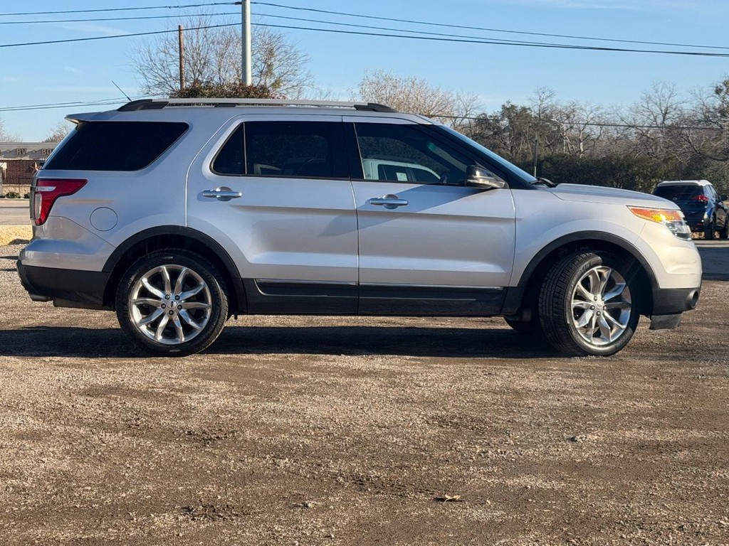 Ford Explorer Vehicle Full-screen Gallery Image 02