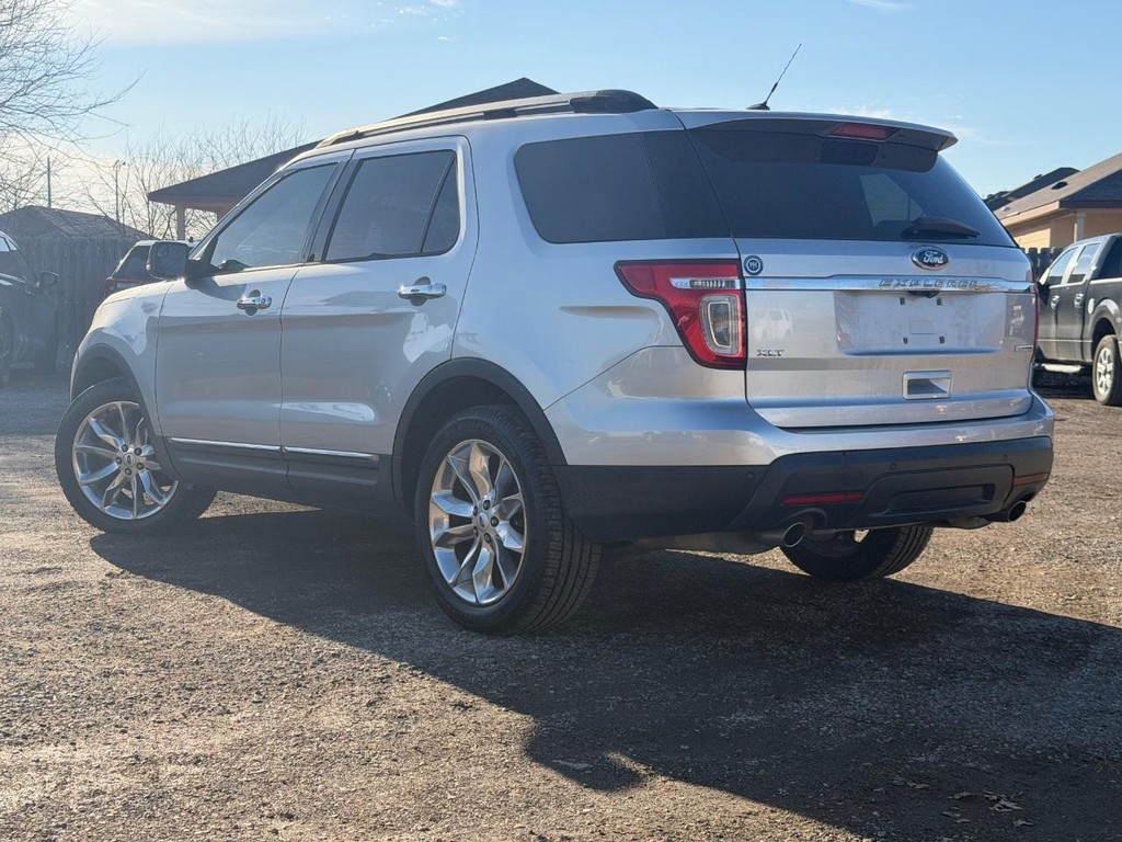 Ford Explorer Vehicle Full-screen Gallery Image 06