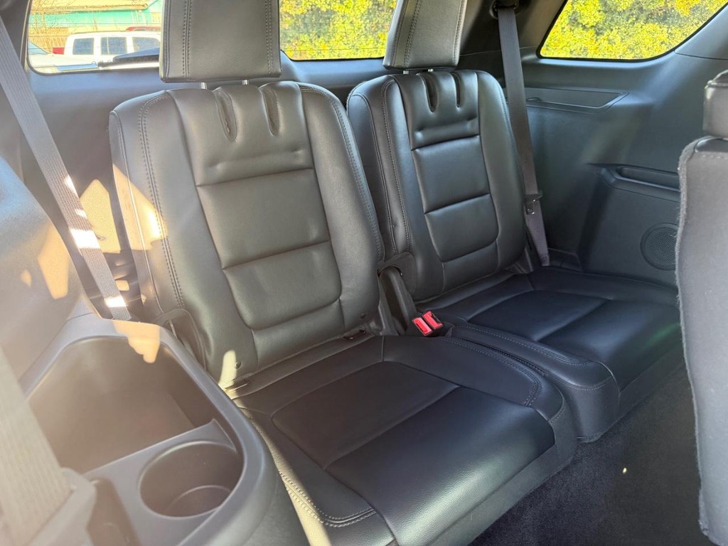 Ford Explorer Vehicle Full-screen Gallery Image 11
