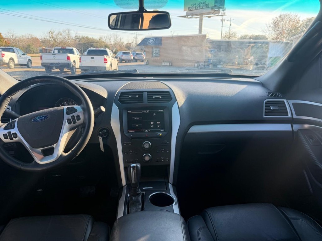 Ford Explorer Vehicle Full-screen Gallery Image 13