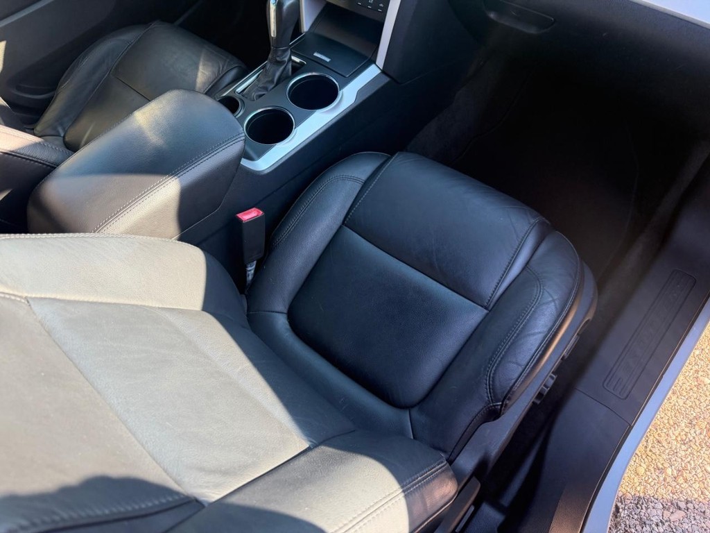 Ford Explorer Vehicle Full-screen Gallery Image 15