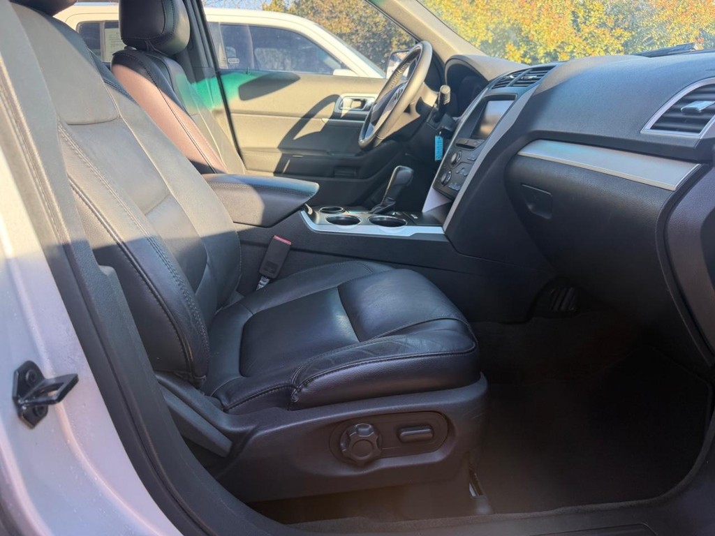 Ford Explorer Vehicle Full-screen Gallery Image 16