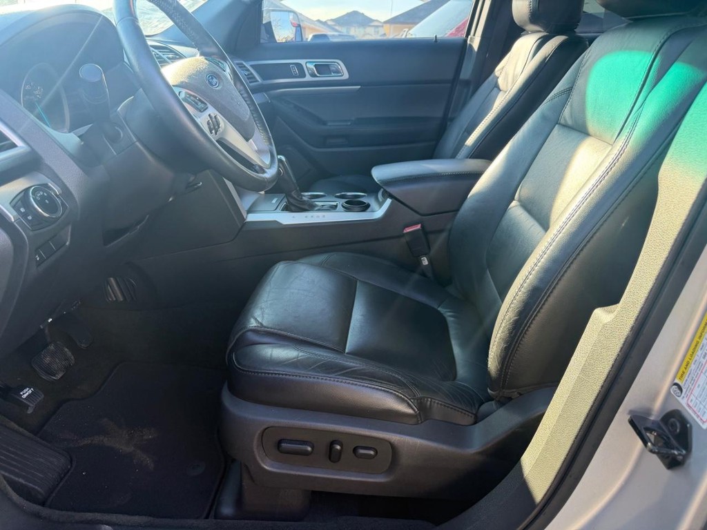 Ford Explorer Vehicle Full-screen Gallery Image 17