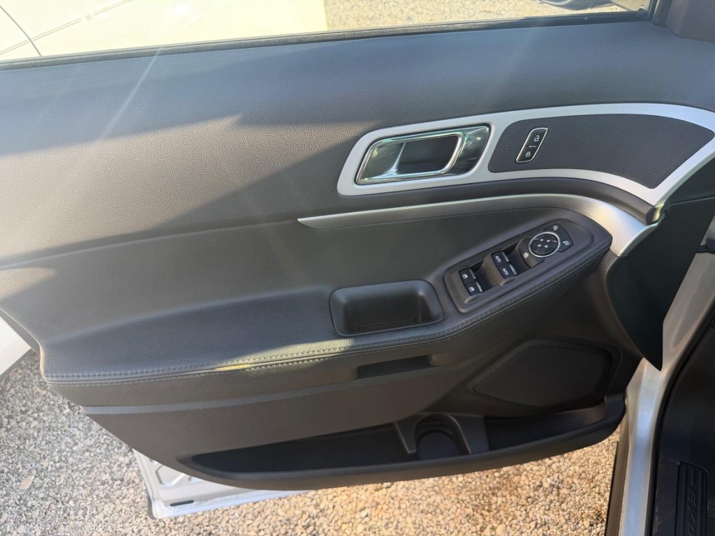 Ford Explorer Vehicle Full-screen Gallery Image 19