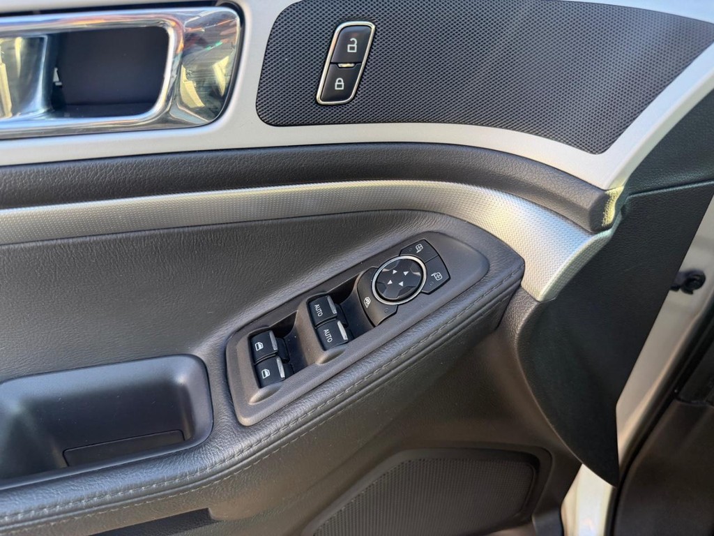 Ford Explorer Vehicle Full-screen Gallery Image 20