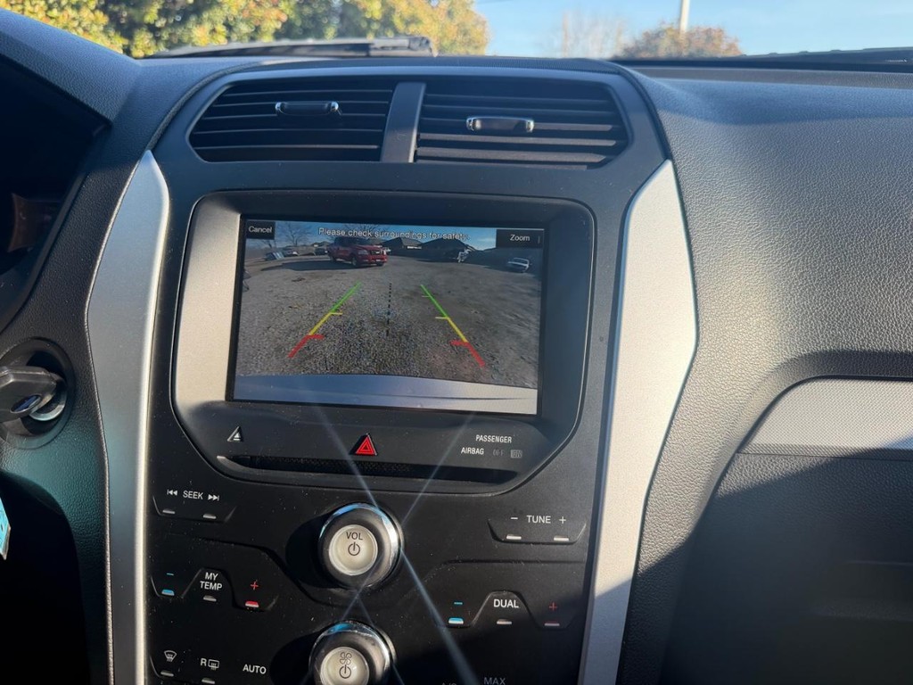 Ford Explorer Vehicle Full-screen Gallery Image 24