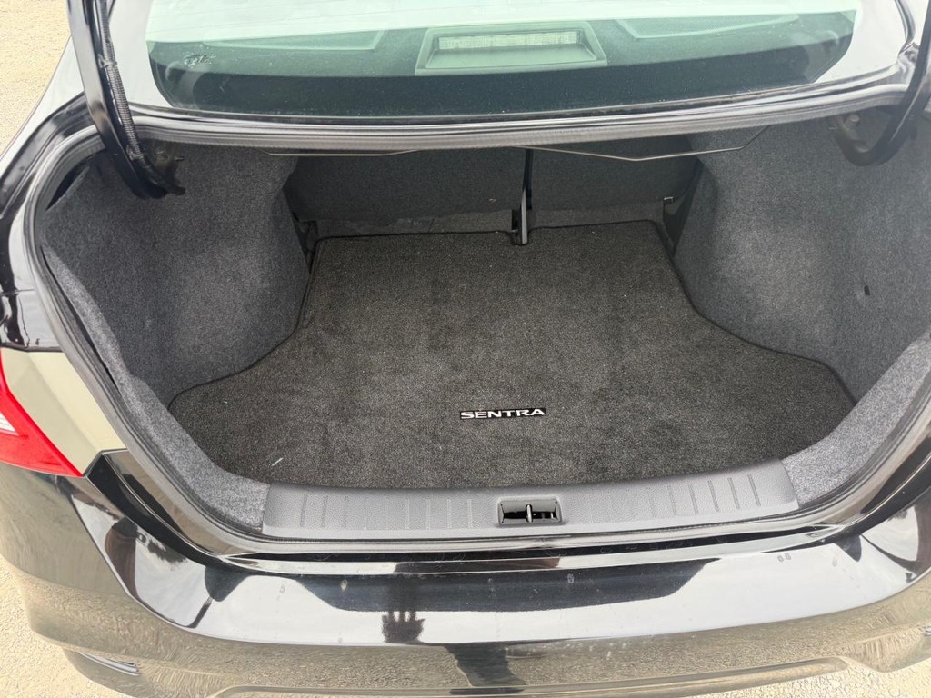 Nissan Sentra Vehicle Full-screen Gallery Image 05