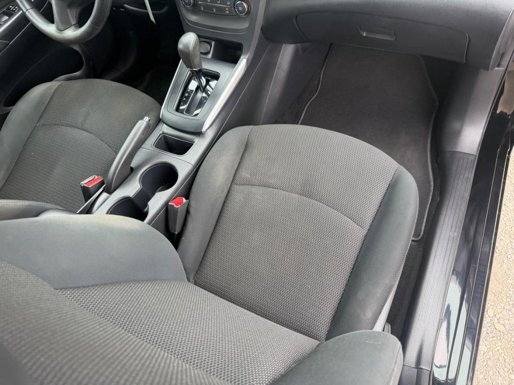 Nissan Sentra Vehicle Full-screen Gallery Image 15