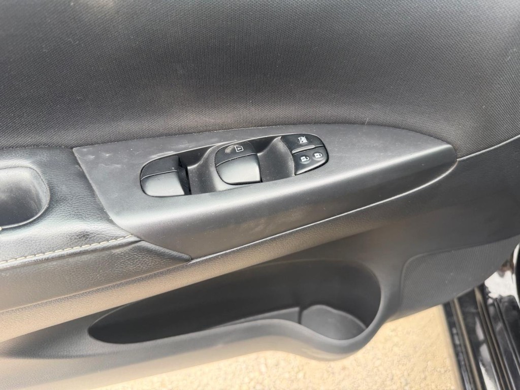 Nissan Sentra Vehicle Full-screen Gallery Image 19