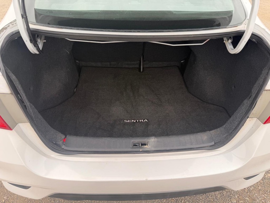 Nissan Sentra Vehicle Full-screen Gallery Image 5