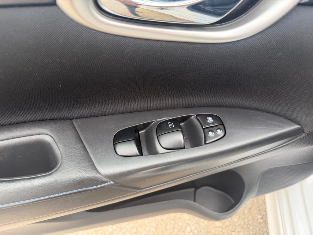 Nissan Sentra Vehicle Full-screen Gallery Image 18