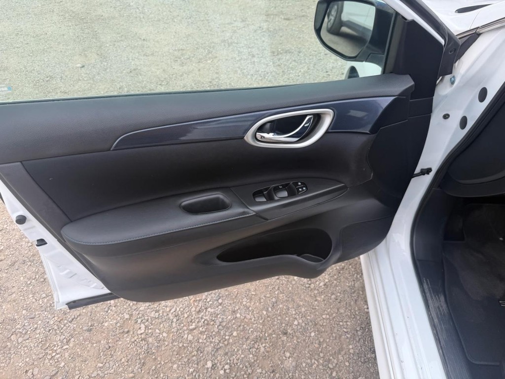 Nissan Sentra Vehicle Full-screen Gallery Image 19