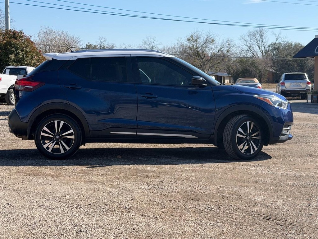 Nissan Kicks Vehicle Full-screen Gallery Image 02