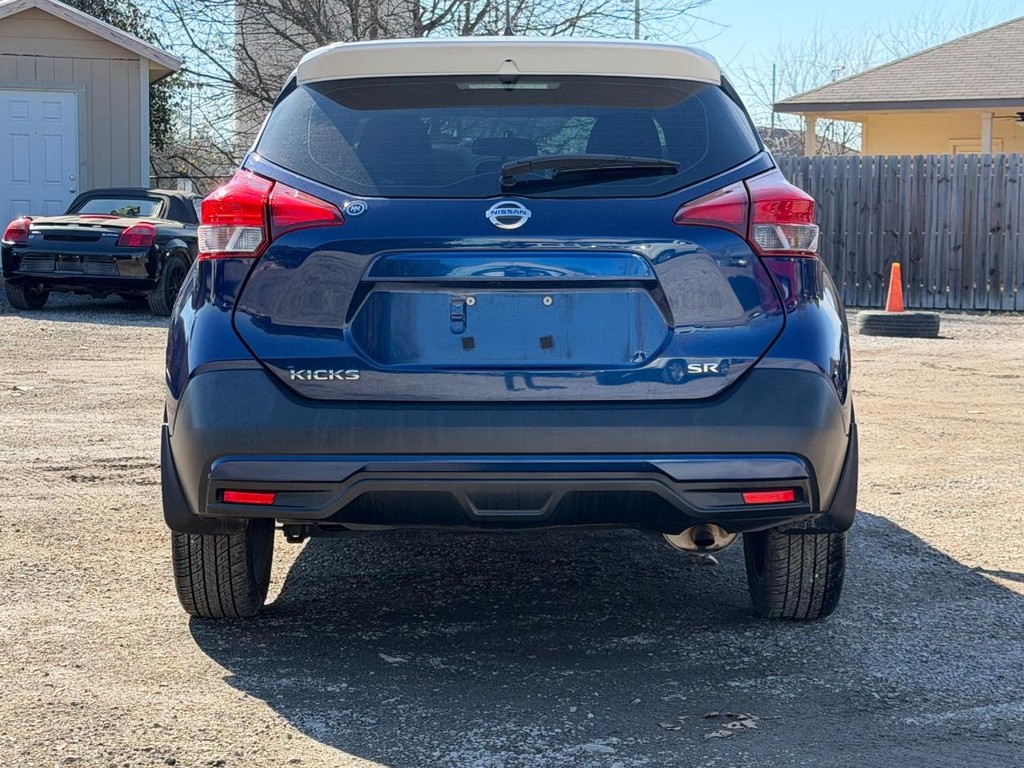 Nissan Kicks Vehicle Full-screen Gallery Image 04