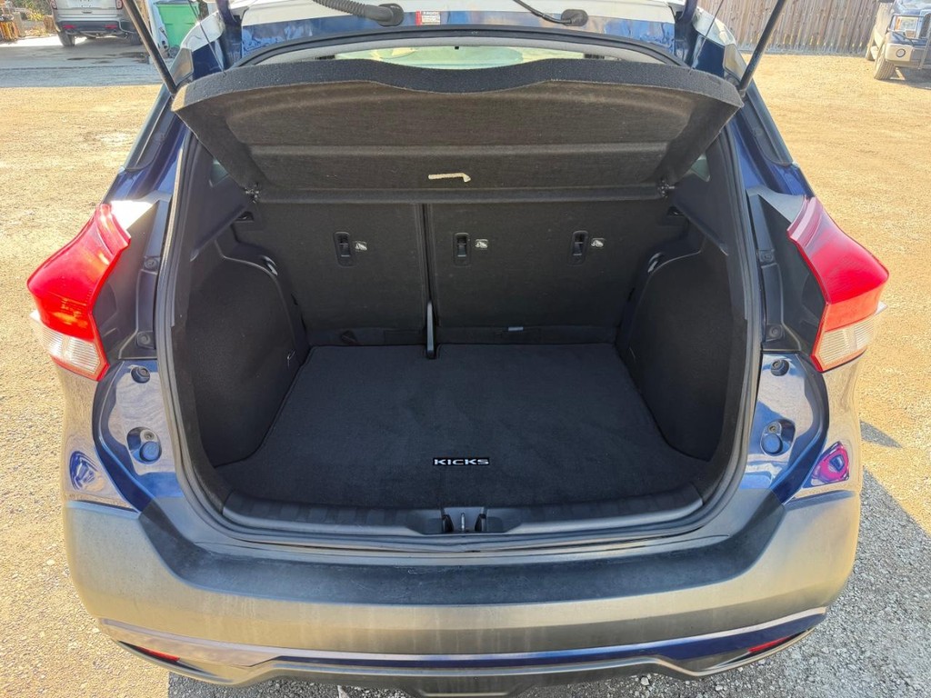 Nissan Kicks Vehicle Full-screen Gallery Image 05