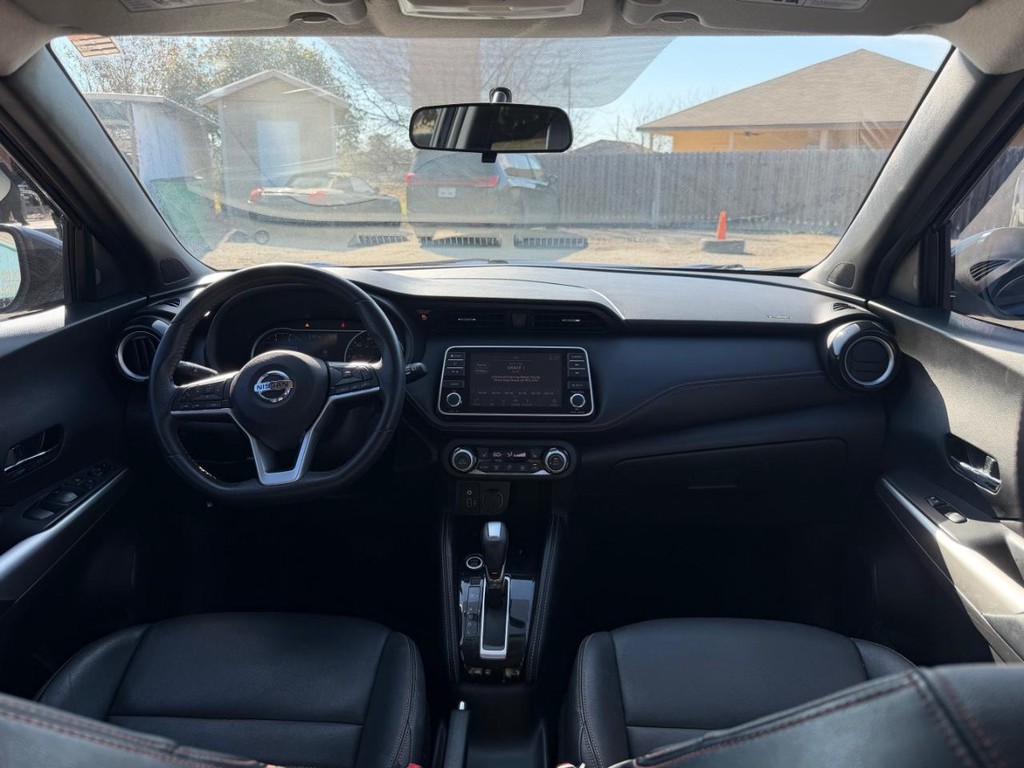 Nissan Kicks Vehicle Full-screen Gallery Image 12