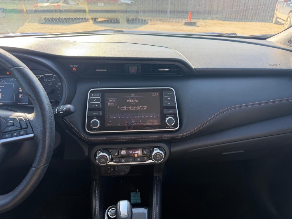 Nissan Kicks Vehicle Full-screen Gallery Image 14