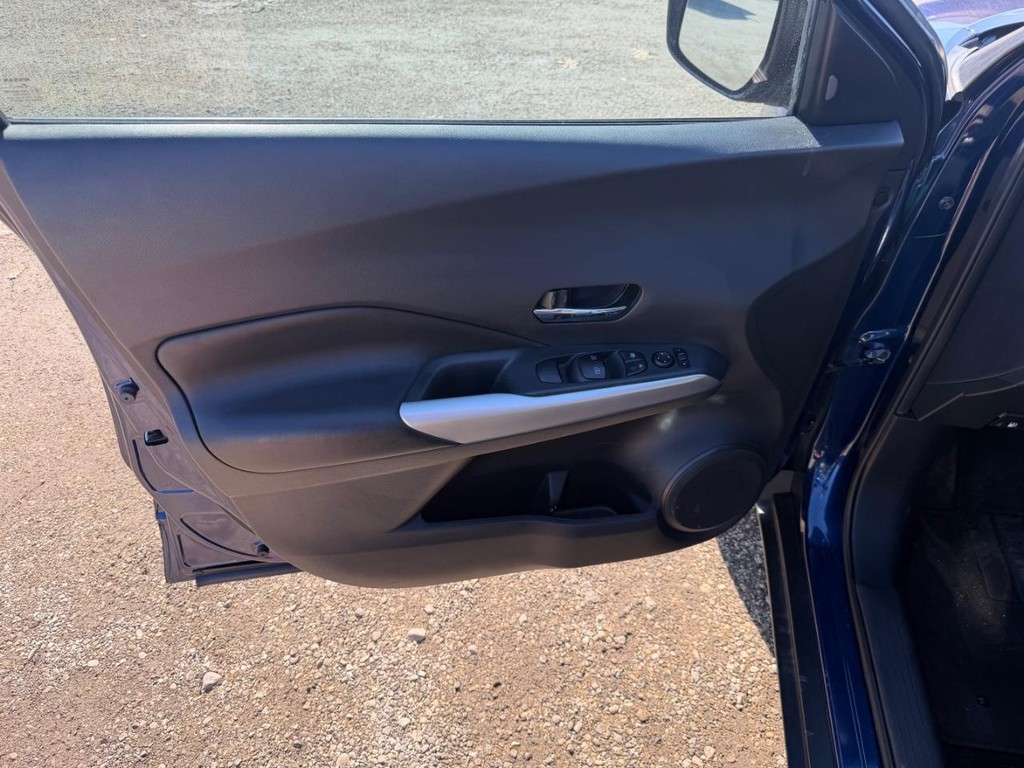 Nissan Kicks Vehicle Full-screen Gallery Image 18