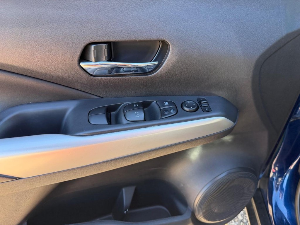 Nissan Kicks Vehicle Full-screen Gallery Image 19