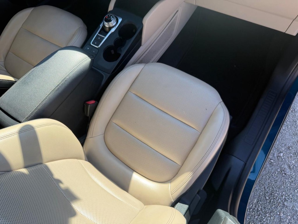 Ford Escape Vehicle Full-screen Gallery Image 16