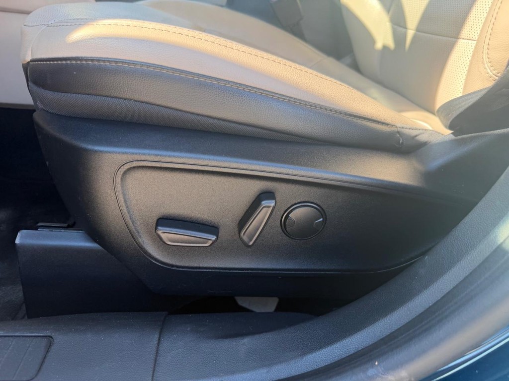 Ford Escape Vehicle Full-screen Gallery Image 19